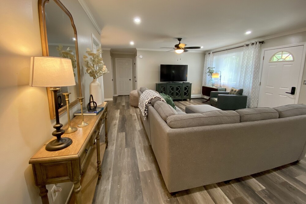 Newly Remodeled 3-Bedroom Pet Friendly Home