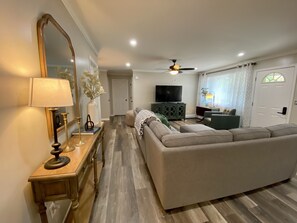 Smart TV - Newly Remodeled 3-Bedroom Pet Friendly Home (Eglon)