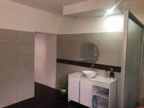 Douche, sèche-cheveux, serviettes fournies, savon