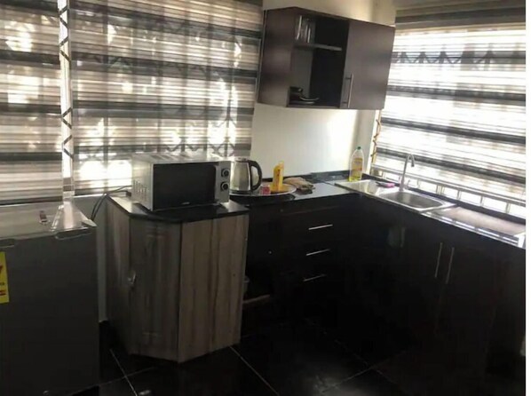 Geladeira, micro-ondas, cooktop, chaleira elétrica