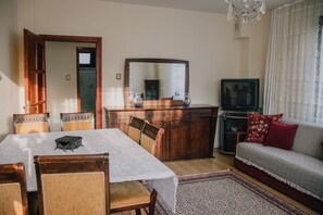 Familienapartment | Wohnbereich | 42-cm-Fernseher mit Satellitenempfang