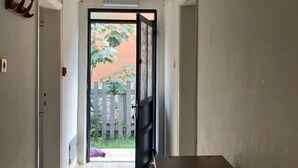 A hallway with a wooden floor, a ceiling fan, and a door leading outside. - Agva Marina House (Sile)