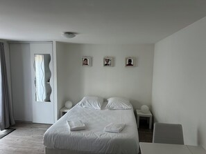 1 slaapkamer, een kluis op de kamer, een bureau