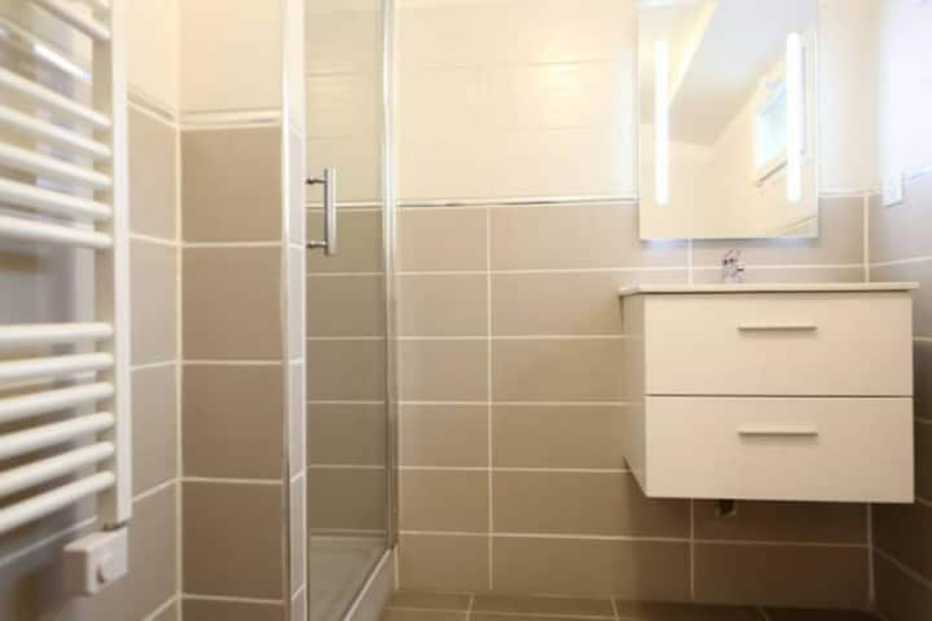 Regadera, amenidades de baño ecológicas, secadora de cabello, toallas 