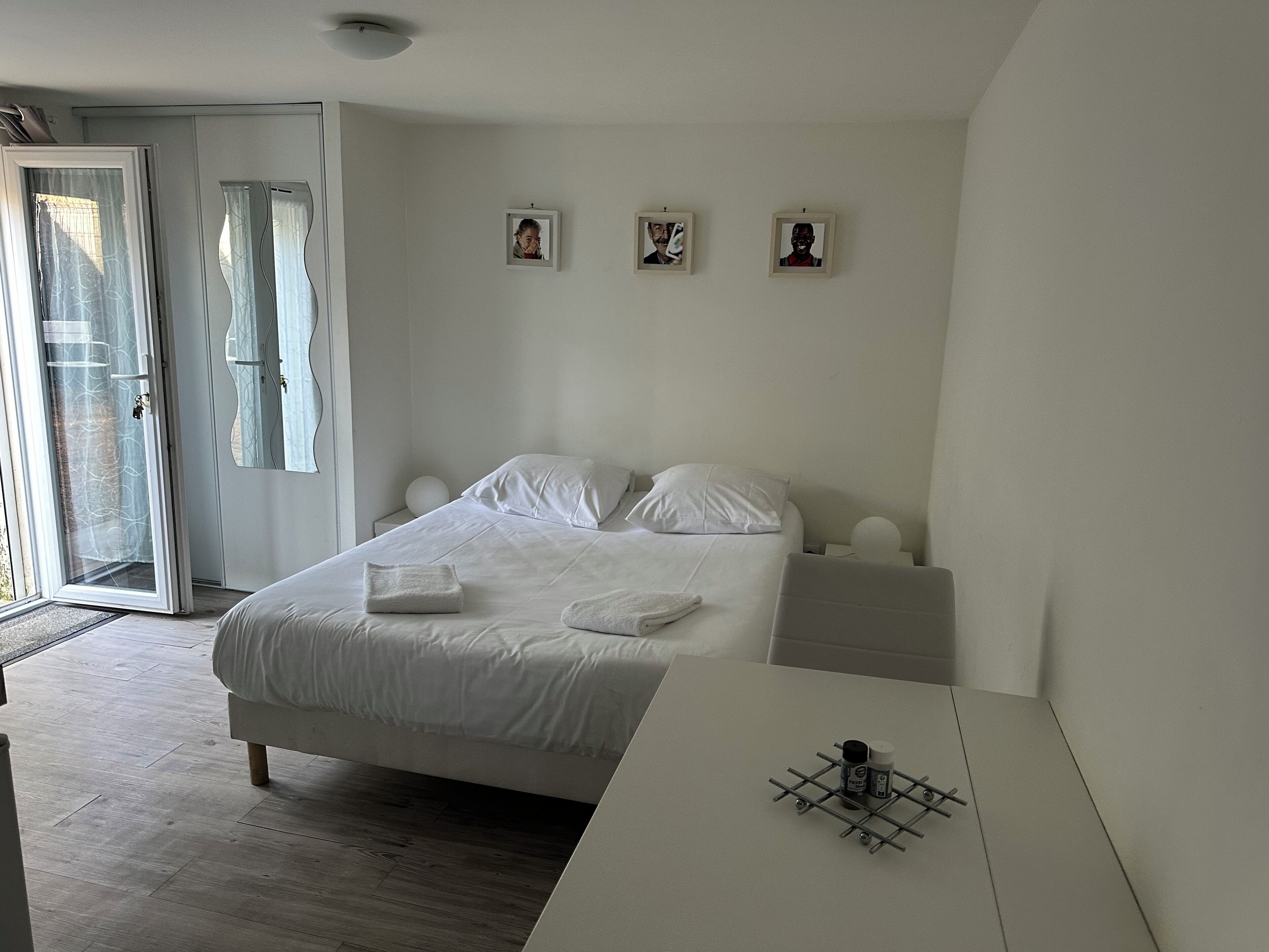 1 Schlafzimmer, Zimmersafe, Schreibtisch, Bügeleisen/Bügelbrett