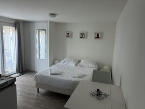 1 slaapkamer, een kluis op de kamer, een bureau