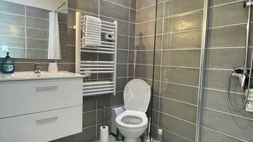 Ducha, artículos de tocador ecológicos, secador de pelo, toallas