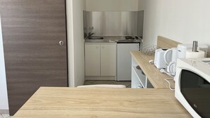 A compact kitchenette with a stainless steel sink, a microwave, and a small refrigerator. - The countryside, 5 minutes from downtown Tours (Fondettes)