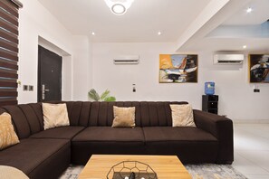 Smart TV - Secure Lekki 1, 2Bed apt with Netflix, Wi-Fi Central to all things fun in Lagos! (Lekki)