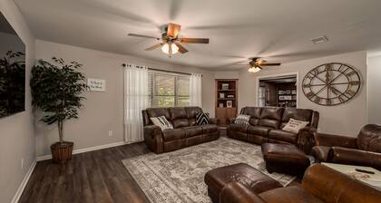 4/3 Heart of Aggieland, NEWLY AVAILABLE , Pool Table, HUGE Yard