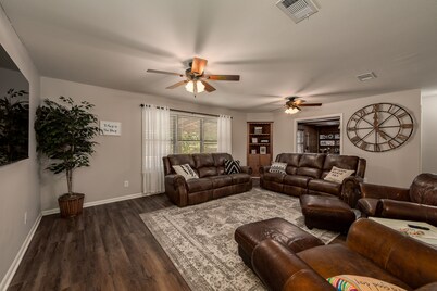 4/3 Heart of Aggieland, NEWLY AVAILABLE , Pool Table, HUGE Yard