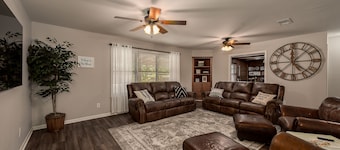 4/3 Heart of Aggieland, NEWLY AVAILABLE , Pool Table, HUGE Yard