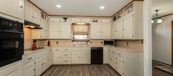 4/3 Heart of Aggieland, NEWLY AVAILABLE , Pool Table, HUGE Yard