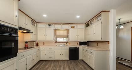 4/3 Heart of Aggieland, NEWLY AVAILABLE , Pool Table, HUGE Yard