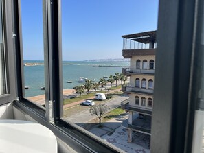 Habitación estándar, vista a la ciudad | Escritorio, insonorización, tabla de planchar con plancha y wifi gratis