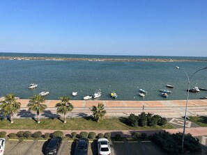 Escritorio, insonorización, tabla de planchar con plancha y wifi gratis