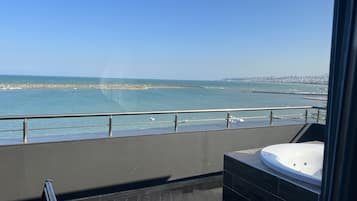 Royal Suite, 1 Queen Bed | Desk, soundproofing, iron/ironing board, free WiFi