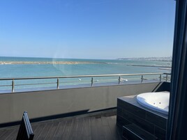 Escritorio, sistema de insonorización y tabla de planchar con plancha