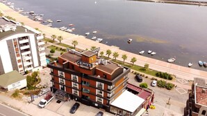A hotel with a sign reading "Cen's Hotel" on the rooftop, located near a marina with boats docked. - Cepnis Hotel (Atakum)