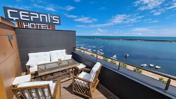 Royal Suite, 1 Queen Bed | Desk, soundproofing, iron/ironing board, free WiFi