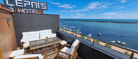 Royal Suite, 1 Queen Bed | Desk, soundproofing, iron/ironing board, free WiFi