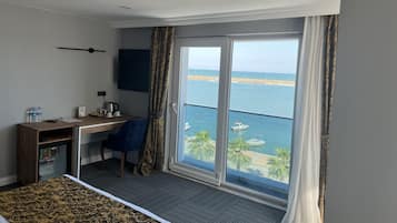 Habitación Grand, vistas al mar | Minibar, escritorio, sistema de insonorización