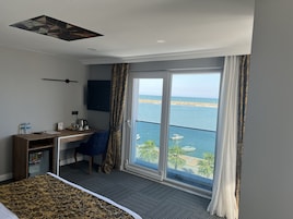 Habitación Grand, vistas al mar | Minibar, escritorio, sistema de insonorización