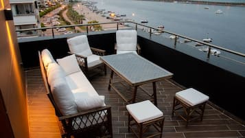 Escritorio, sistema de insonorización y tabla de planchar con plancha