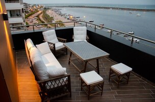 Minibar, escritorio y sistema de insonorización 