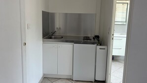 A compact kitchen with a sink, stove, and cabinets. - The countryside 5 minutes from Tours (Fondettes)