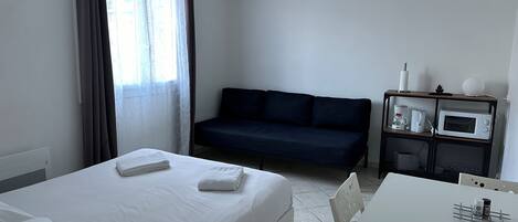 Een kluis op de kamer, een bureau, een strijkplank/strijkijzer