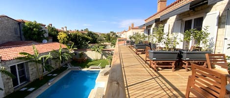 Premium bedding, in-room safe, desk, laptop workspace