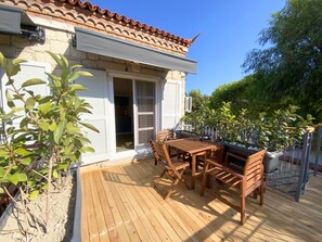 Bộ đồ giường cao cấp, két bảo mật tại phòng, bàn 