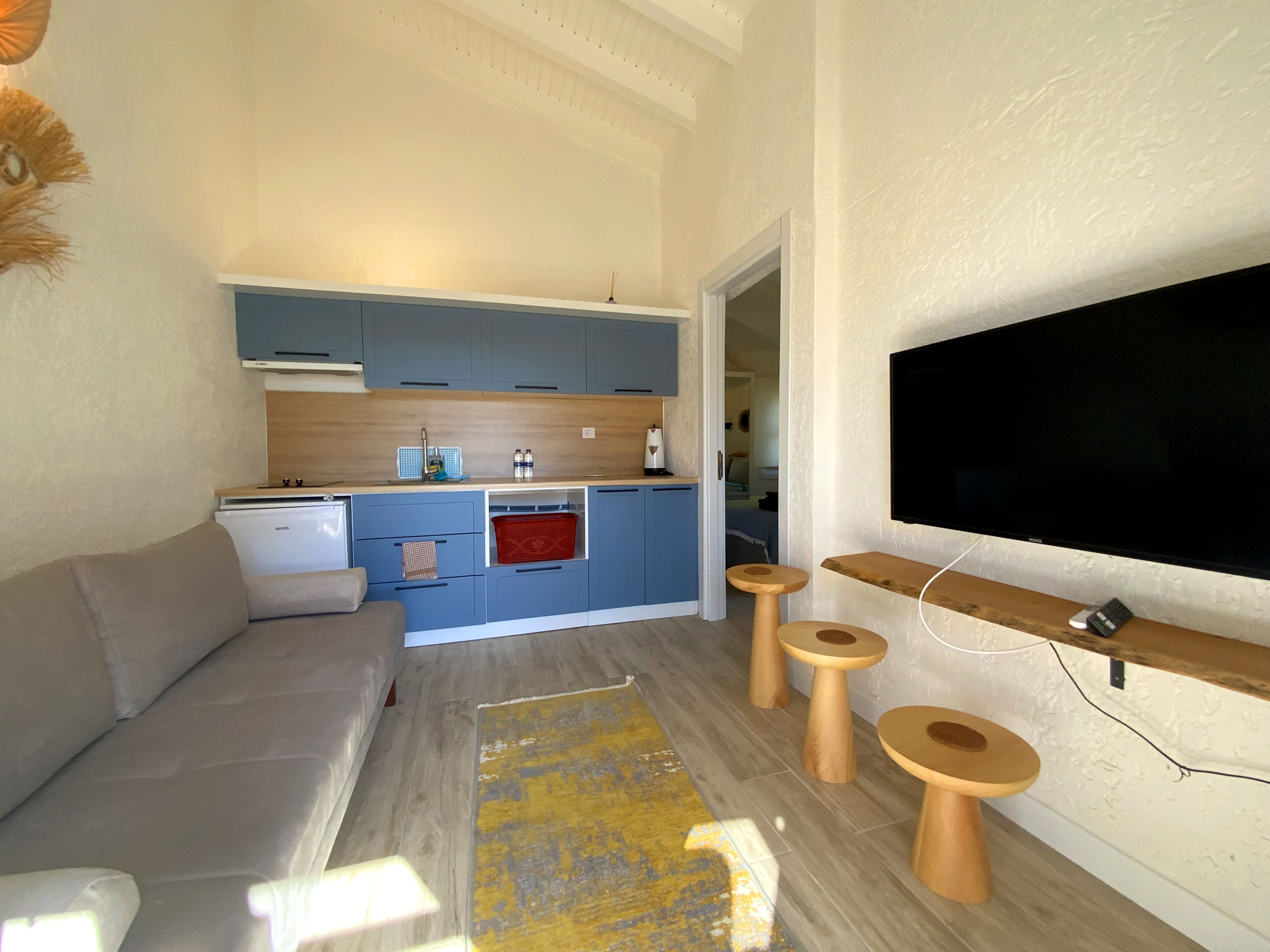 高档床上用品、客房内保险箱、办公桌、笔记本电脑工作区