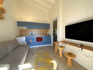 Bộ đồ giường cao cấp, két bảo mật tại phòng, bàn 