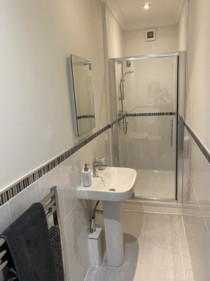 Dusche, Haartrockner, Handtücher, Toilettenpapier