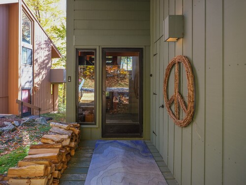 Loon Mountain View 3BR, AC, Hot Tubs, Indoor Pools, Tesla Charger