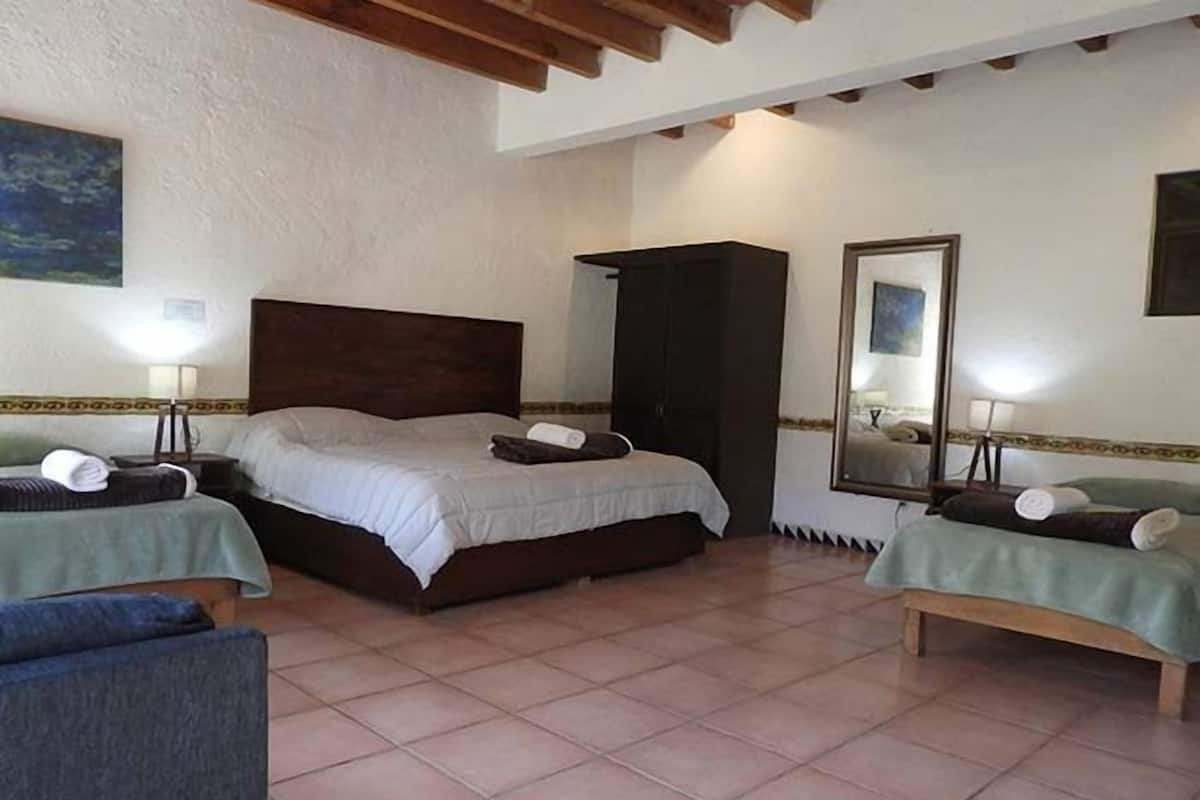 Quarto quádruplo luxo, vista para o jardim | Wi-Fi de cortesia, roupa de cama