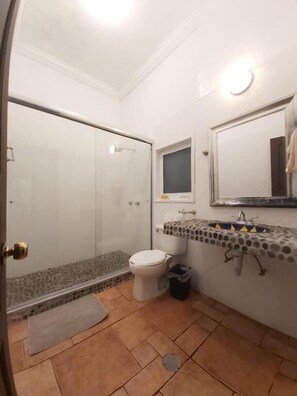 Douche, articles de toilette de luxe, serviettes fournies, savon