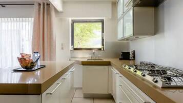 Een koelkast, een microgolfoven, een oven, een kookplaat