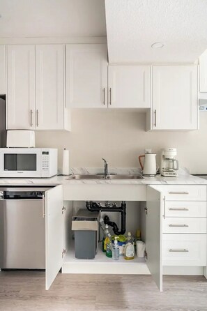 Køleskab, mikrobølgeovn, ovn, kogeplade