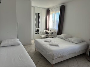 In-room safe, desk, iron/ironing board, travel crib - Gentleness in the heart of the Loire chateaux (Fondettes)