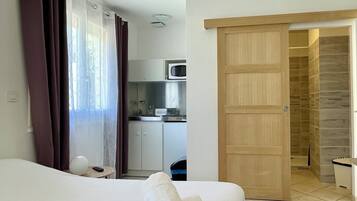 Een kluis op de kamer, een bureau, een strijkplank/strijkijzer