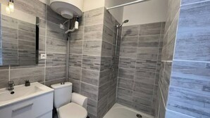 Ein modernes Badezimmer mit Dusche, Toilette und Waschbecken.