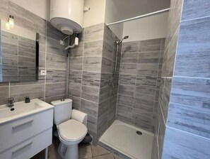 Ducha, artículos de higiene personal ecológicos y secador de pelo