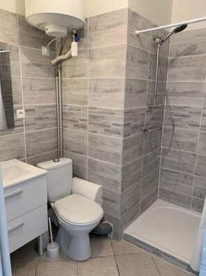 Douche, articles de toilette écologiques, sèche-cheveux