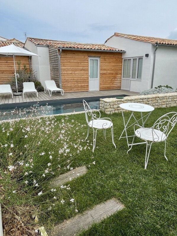 Deuxième chambre et salle de bain avec acces sur piscine