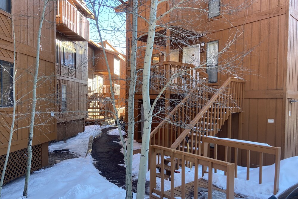 3bd 2.5ba Condo Close to the Lifts!!!