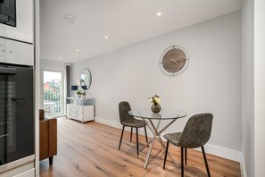 標準公寓 | 起居區 | 43-吋智慧型電視、數位頻道、電視