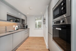 標準公寓 | 私人廚房 | 大型冰箱、微波爐、烤箱、爐台